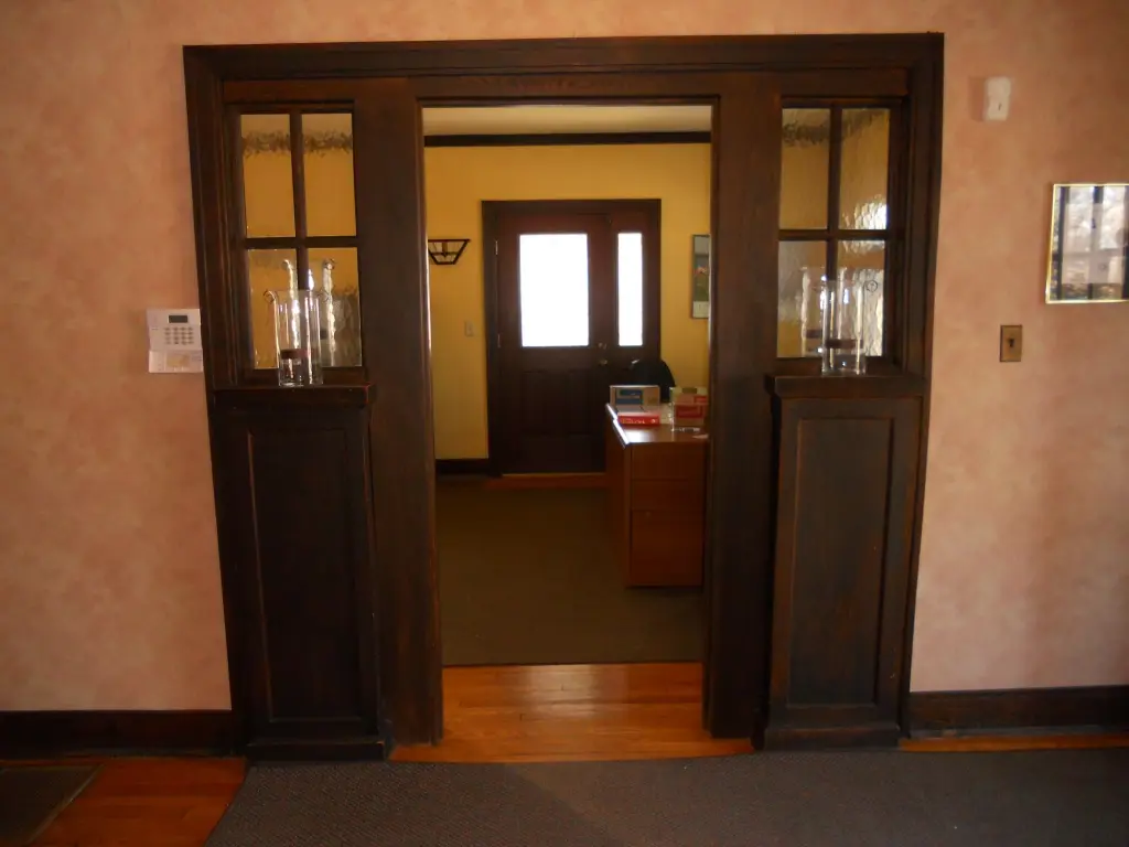 This Sears Ivanhoe has a Colonnade entrance from the hall to the living room instead of French Doors.